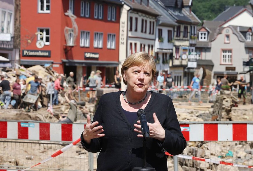 Angela Merkel s'est rendue sur place pour constater les dégâts.