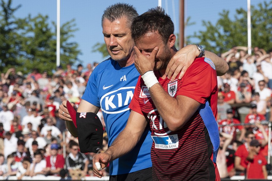 Aaraus Assistenztrainer Petar Aleksandrov troestet den Captain Elsad Zverotic nach dem Penaltyschiessen, im Barrage Rueckspiel zwischen dem FC Aarau und Neuchatel Xamax FCS, am Sonntag 2. Juni 2019, i ...