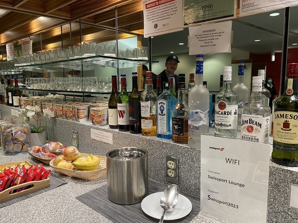 Les passagers ont au moins l'avantage de pouvoir boire à volonté pour oublier.