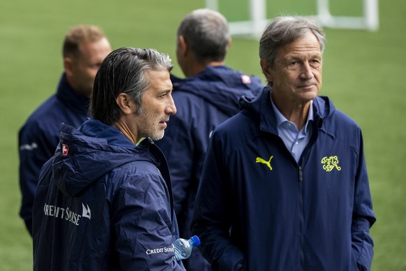 Murat Yakin, gauche, l'entraineur de l'equipe de suisse A, parle avec le president de l'Association Suisse de Football Dominique Blanc en regardant l'entrainement de l'equipe ...