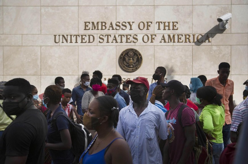 Des Haïtiens se rassemblent devant l'ambassade des États-Unis à Port-au-Prince.