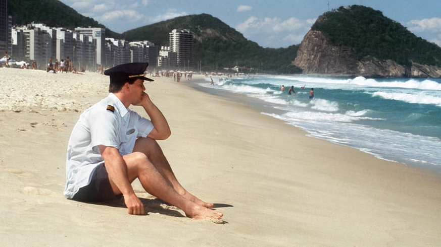 La compagnie aérienne suisse Swissair a été contrainte, le 2 octobre 2001, de suspendre immédiatement ses activités en raison d'un manque de liquidités. Sur cette photo, on voit Daniel Riediker,  ...
