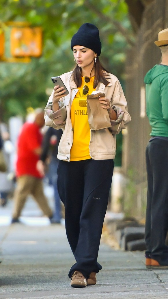 NEW YORK, NEW YORK - OCTOBER 08: Emily Ratajkowski and her dog Colombo seen out on October 08, 2024 in New York City. (Photo by Robert Kamau/GC Images)