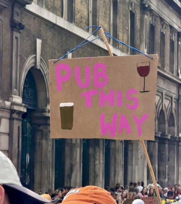 Die lustigsten Plakate am 2026 London Marathon
https://www.instagram.com/thearchbishopofbanterbury/