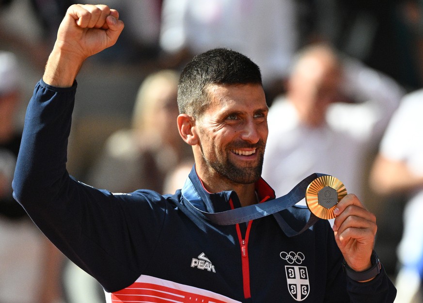 epaselect epa11525384 Gold medal winner Novak Djokovic of Serbia poses for a photo during the medal ceremony for the Men Singles of the Tennis competitions in the Paris 2024 Olympic Games, at the Rola ...