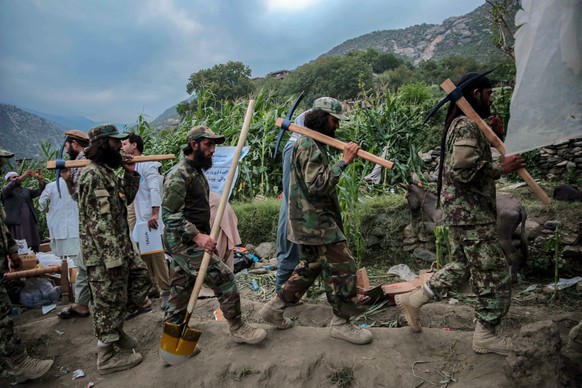epa12344210 Rescue personnel reach the area after an earthquake in Kunar, Afghanistan, 01 September 2025. At least 800 people have been killed and some 2,000 injured after a shallow magnitude-6.0 eart ...