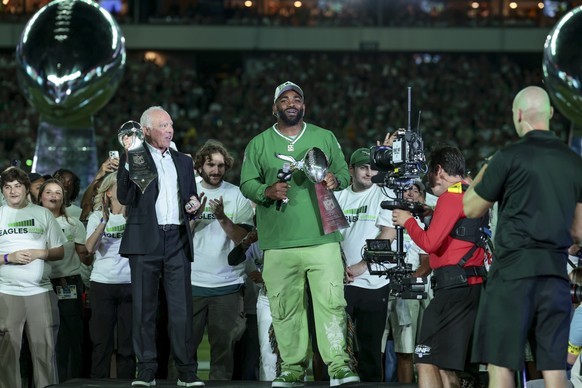PHILADELPHIA, PENNSYLVANIA - SEPTEMBER 4: Owner Jeffrey Lurie of the Philadelphia Eagles and former Philadelphia Eagles player Brandon Graham celebrate on the field with the Vince Lombardi Trophy afte ...