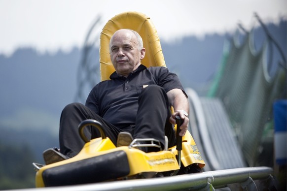 Bundesrat Ueli Maurer faehrt auf der Rodelbahn, anlaesslich der Bundesratsreise, am Donnerstag, 2. Juli 2009 in Jakobsbad, Appenzell-Innerrhoden. (KEYSTONE/Ennio Leanza)