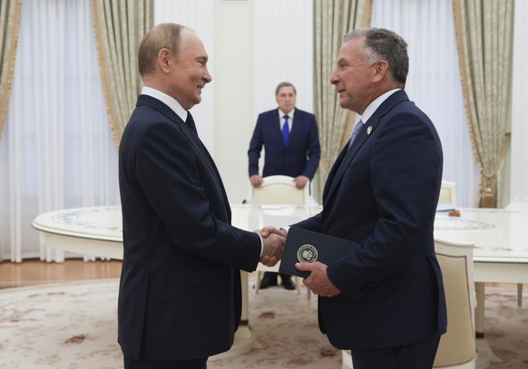 Russian President Vladimir Putin, left, and U.S. President Donald Trump&#039;s special envoy Steve Witkoff, right, shake hands during their meeting in Moscow, Russia, Wednesday, Aug. 6, 2025. (Gavriil ...