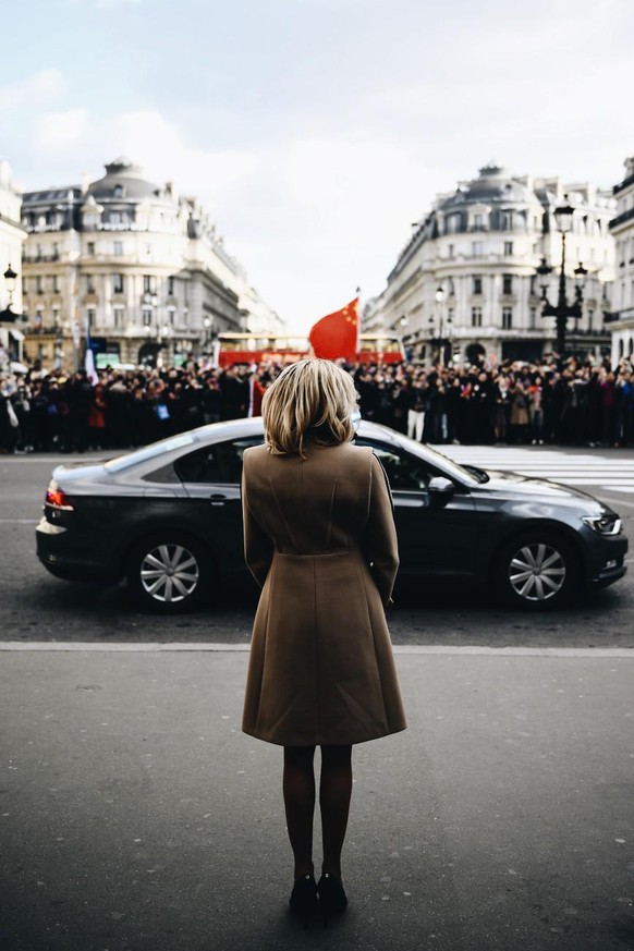 epa07462777 French president&#039;s wife Brigitte Macron (C) stands during the arrival of the Chinese president&#039;s wife to visit the Palais Garnier opera house in Paris, France, 25 March 2019, as  ...