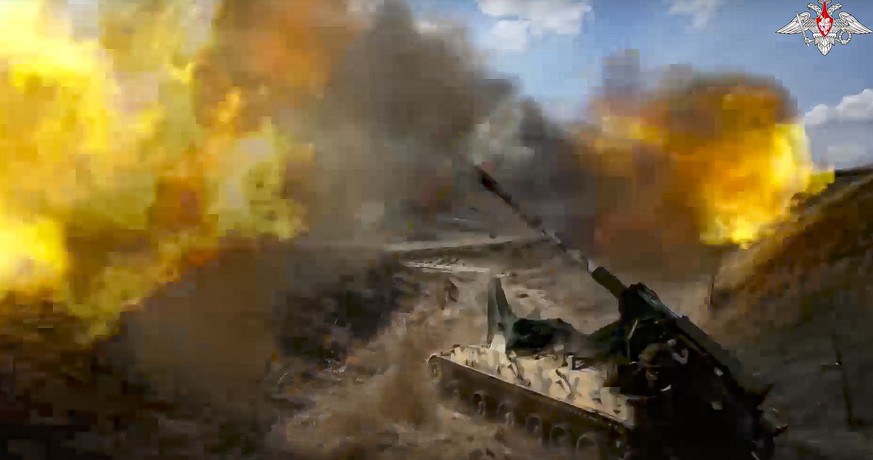 Un canon automoteur russe de 152 mm tire en direction d'une position ukrainienne.