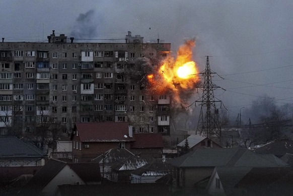 Une explosion dans un immeuble d'habitation de la ville assiégée de Mariupol.
