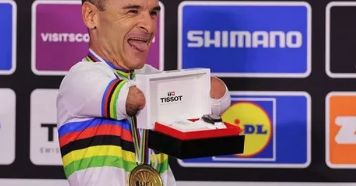 Ce cycliste handicapé reçoit un prix cadeau mais il y a un problème