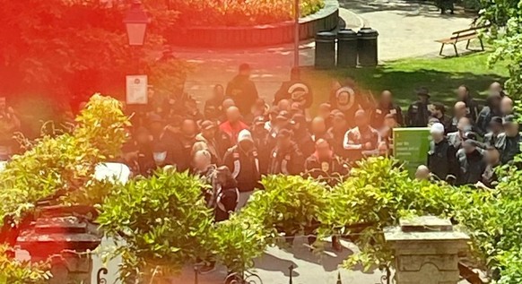 Cette affaire replonge le Valais dans la guerre des motards. Des Hells Angels près du tribunal à Sion, le 11 mai 2026.