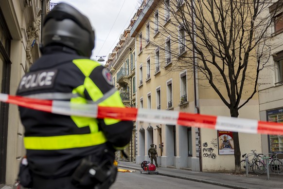 Des membres du groupe d&#039;intervention de la policier preparent l&#039;evacuation des personnes retranchees dans le batiment de l&#039;EVAM, ce mardi 10 decembre 2024 a Lausanne. Une operation de p ...