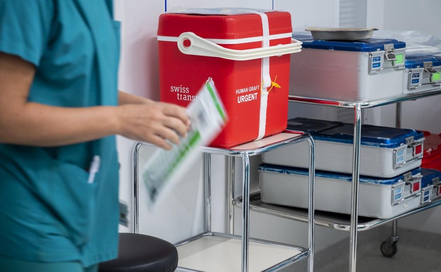 Un rein est transporte dans une glaciere lors d&#039;une transplantation d&#039;organe dans un bloc operatoire du Centre Hospitalier Universitaire Vaudois, CHUV, le mardi 15 septembre 2020 a Lausanne. ...