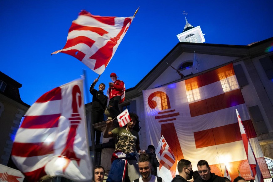 Les pro-jurassiens celebrent le oui devant l&#039; Hotel de Ville ou a ete dresse un drapeau du canton du Jura apres l&#039;annonce du resultat du vote ce dimanche 28 mars 2021 a Moutier. Les citoyens ...