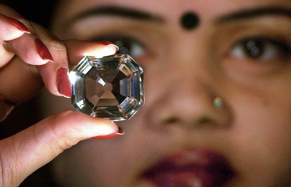 An Indian model shows a replica of the famous Indian diamond 'Koh-i-noor' during a press meeting in Calcutta, 29 January 2002. Replicas of hundred worlds most famous diamonds are on public d ...