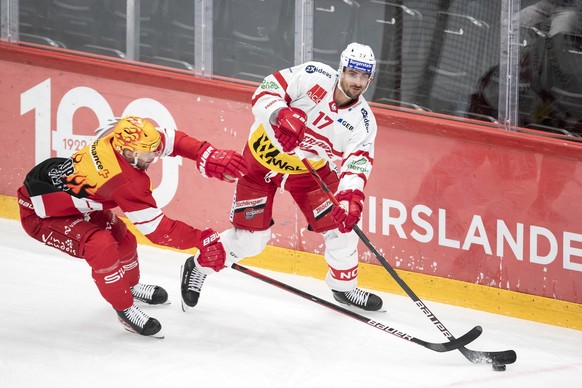 Le top scorer PostFinance lausannois Jiri Sekac, gauche, lutte pour le puck avec le defenseur Saint-Gallois Igor Jelovac, droite, lors du match du championnat suisse de hockey sur glace de National Le ...