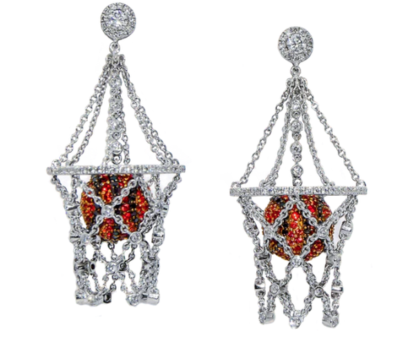 La marque de joaillerie Ashna Mehta propose notamment plusieurs accessoires de luxe liés au basketball, dont ces boucles d'oreille en forme de panier.