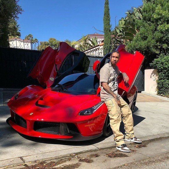 Tyga aux côtés de sa Ferrari.
