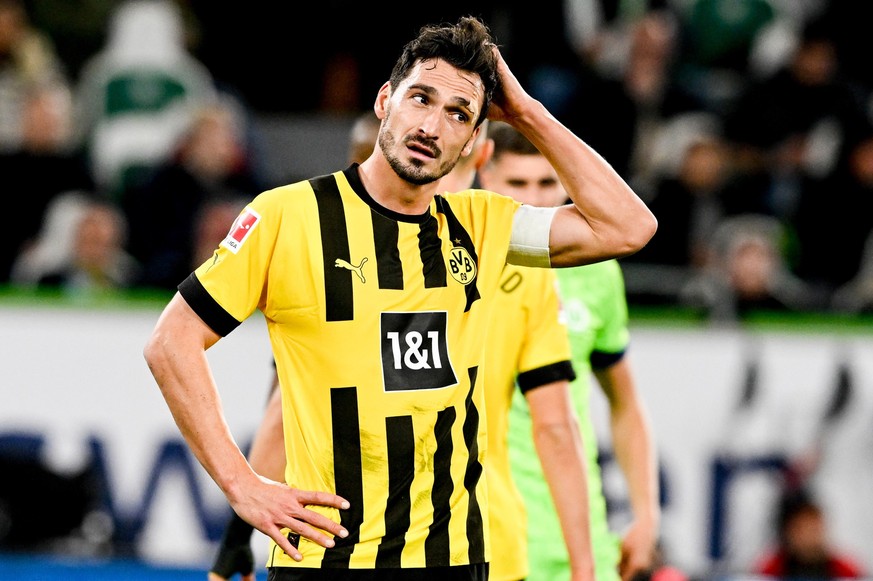 epa10294444 Dortmund's Mats Hummels reacst after losing the German Bundesliga soccer match between VfL Wolfsburg and Borussia Dortmund in Wolfsburg, Germany, 08 November 2022. EPA/FILIP SINGER (A ...
