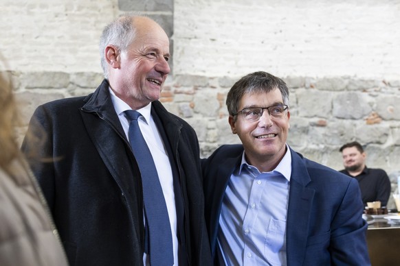 Jean-Francois Thuillard, gauche, candidat UDC vaudois et Roger Nordmann, droite, candidat du parti socialiste vaudois, reagissent lors du 2eme tour de l'election complementaire au Conseil d' ...