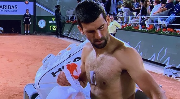 Le tennisman avec son fameux patch, au 2e tour de Roland-Garros en 2023.
