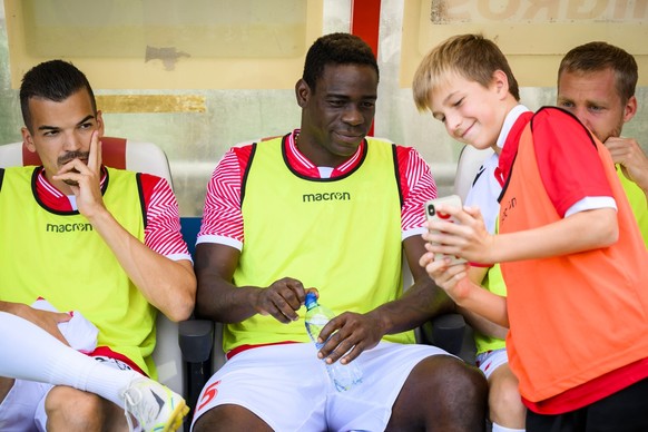 Sion&#039;s forward Mario Balotelli of Italy takes a selfie with a young fan during the Super League soccer match of Swiss Championship between FC Sion and FC Basel, at the stade de Tourbillon stadium ...