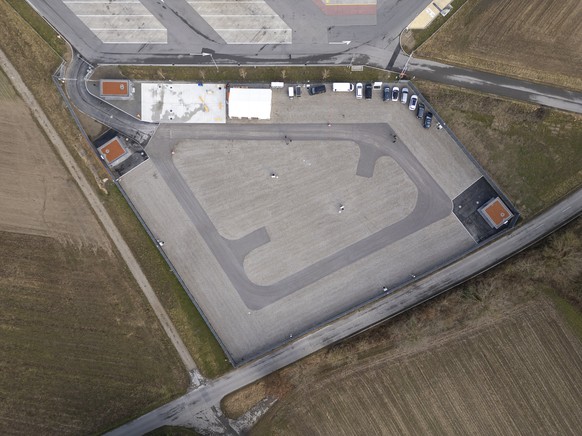 KEYPIX - Luftaufnahme kurz vor einem Point de Presse waehrend der Eroeffnung des neuen Transitplatzes Wileroltigen nahe der Autobahn A1, am Freitag, 14. Februar 2025, in Wileroltigen. Nach jahrelangem ...