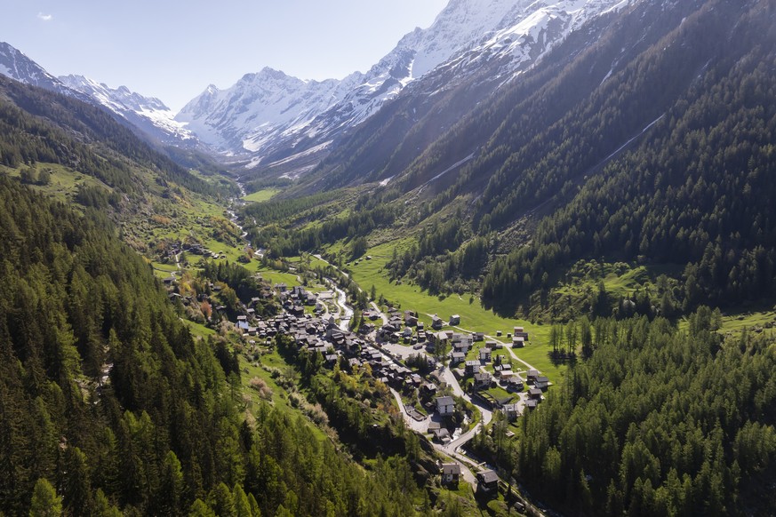 Le village de Blatten dans le Loetschental photographie le dimanche 18 mai 2025 a Blatten. Suite a une coulee de boue survenue ces derniers jours, une partie des habitants du village de Blatten ont du ...