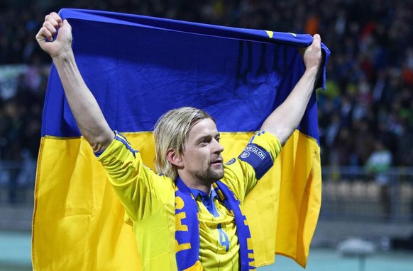 Anatoliy Tymoshchuk arborant fièrement drapeau, écharpe et maillot ukrainiens. Une autre époque.