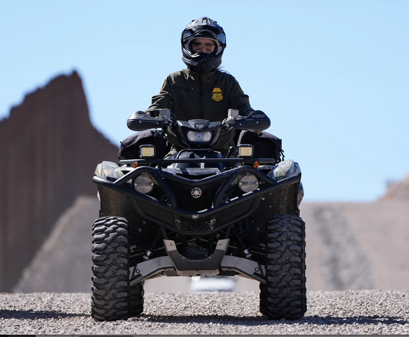 Kristi Noem sur son quad, au poste frontalier de Mariposa, en Arizona et en mai 2025.
