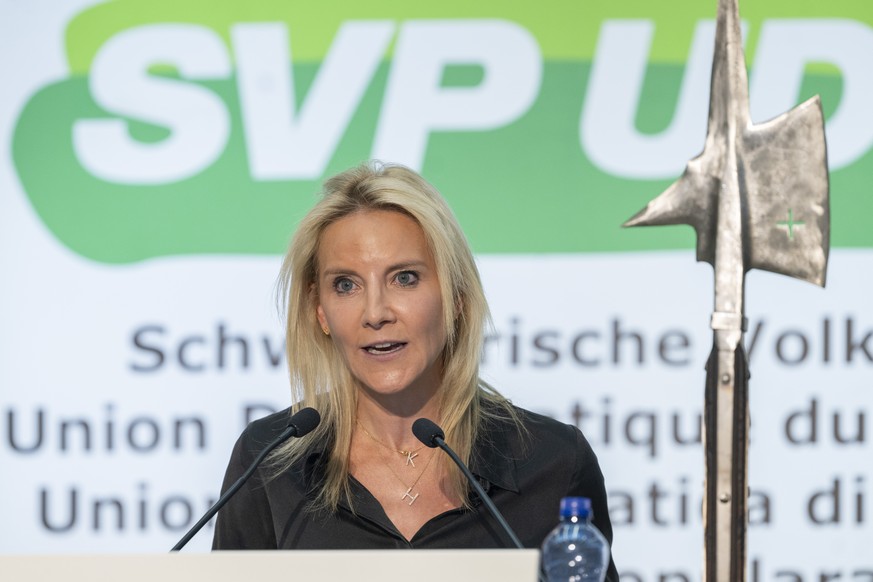 Die SVP Vizepraesiedentin und Nationalraetin, Celine Amaudruz bei einer Rede, anlaesslich der Delegiertenversammlung der SVP Schweiz vom Samstag, 22. August 2026 in der Waldmannhalle in Baar. (KEYSTON ...
