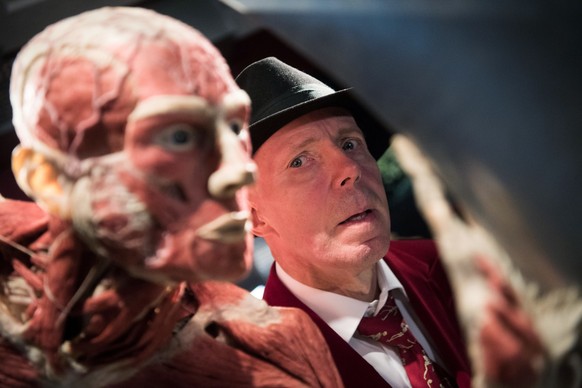 Der Plastinator Gunther von Hagens steht am 27.09.2017 in einer neuen Dauerausstellung im Alten Hallenbad in Heidelberg hinter einem Ganzk�rperplastinat. (KEYSTONE/DPA/Marijan Murat)