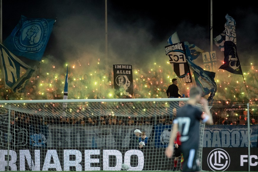 Fans of FC Zuerich during the Super League soccer match FC Lugano against FC Zuerich, at the Cornaredo stadium in Lugano, Saturday, March 11, 2023. (KEYSTONE/Ti-Press/Samuel Golay)