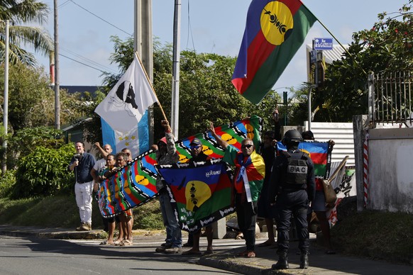 epa11361858 People demonstrate as French President Emmanuel Macron&#039;s motorcade drives past in Noumea, France&#039;s Pacific territory of New Caledonia, on 23 May 2024. Macron flew to France&#039; ...
