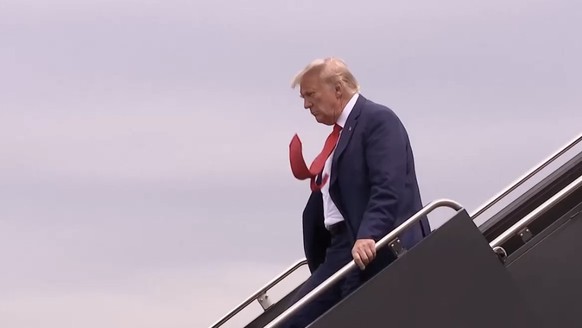 Trump au moment de quitter son avion.