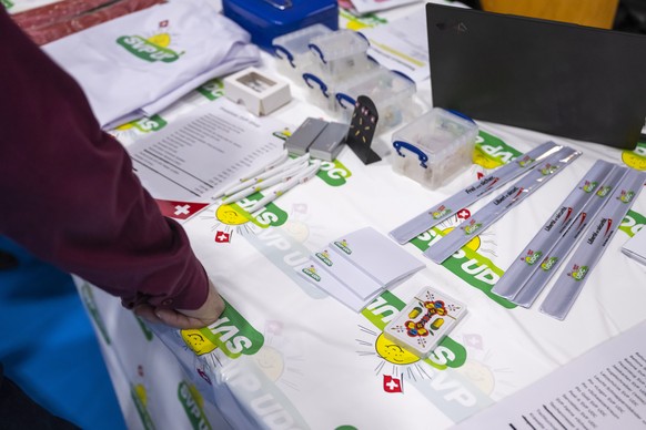 Du materiel de propagande, postit, stylo, jeux de carte et autres sont photographie, lors de l&#039;assemblee des delegues du parti de l&#039;Union Democratique du Centre, UDC SVP Suisse, ce samedi 28 ...
