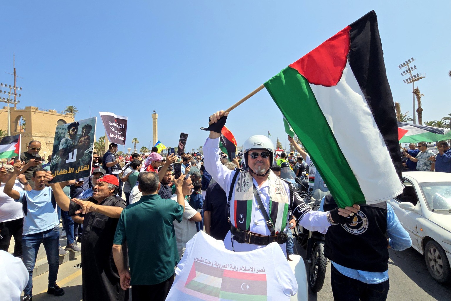 Des militants se dirigeant vers Gaza par voie terrestre dans le but de briser le siège du territoire palestinien sont accueillis par des Libyens sur la place des Martyrs de Tripoli, le 11 juin 2025, u ...