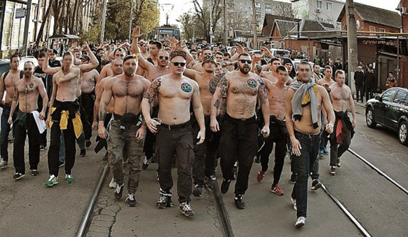 En Russie, les groupes de hooligans sont entraînés à cogner.