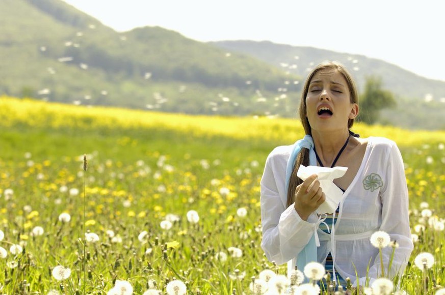 Rhume des foins pollen Suisse femme éternuement graminées