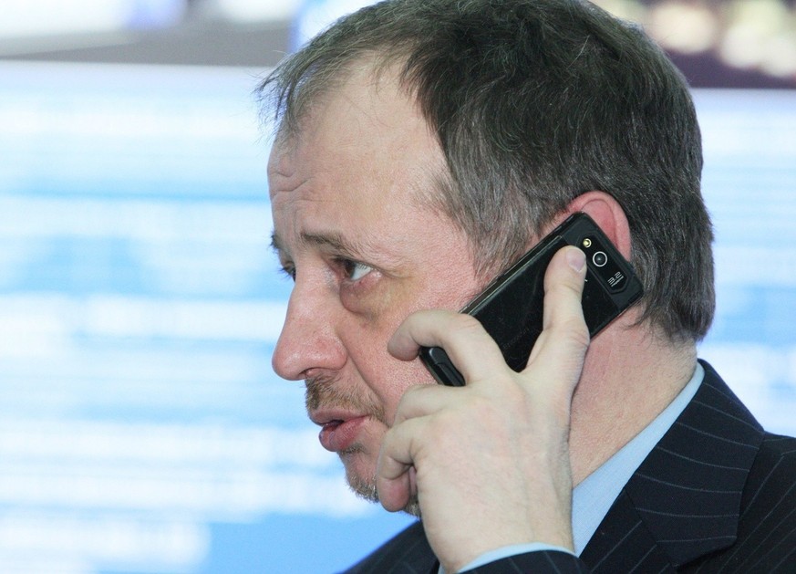 epa02035052 (FILE) A file picture dated 20 January 2010 shows Russian Vladimir Lisin, chairman of the board of the Novolipetsk metallurgical plant (NLMK), speaking on a telephone in the town of Lipets ...