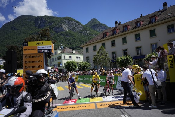 Départ d'Aigle, siège de l'Union cycliste internationale (UCI) et terre de champions (Dufaux, Richard and co).