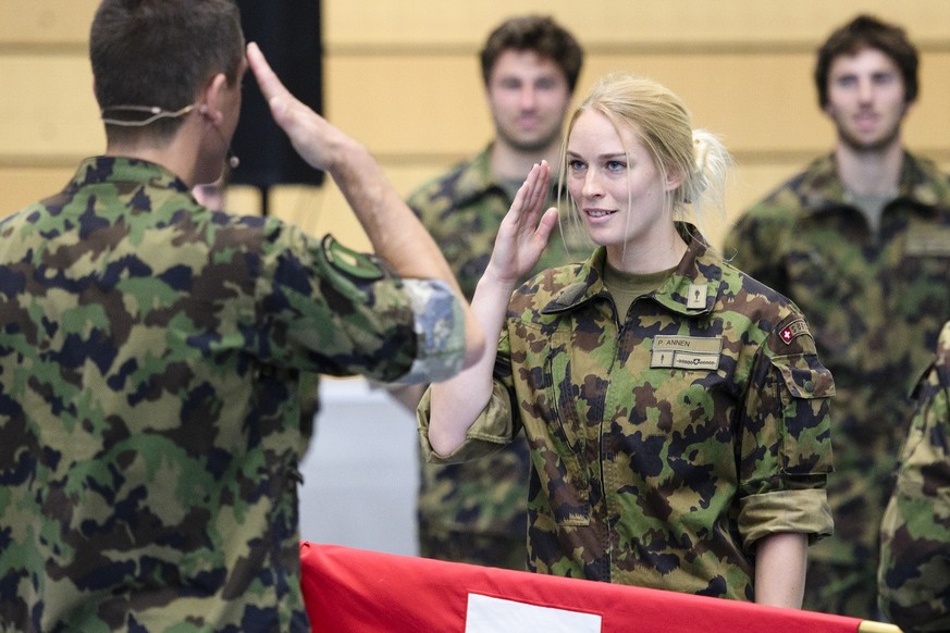 Die Skicross-Fahrerin Priscillia Annen, rechts, waehrend der Brevetierung der Absolventen der Spitzensport Rekrutenschule, am Freitag, 3. Juni 2016, in der Sport-Toto-Halle in Magglingen. 27 Athletinn ...