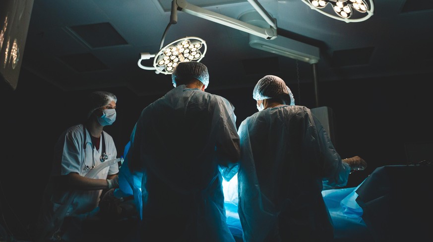 Une équipe chirurgicale s'occupe d'un patient. (image symbolique)