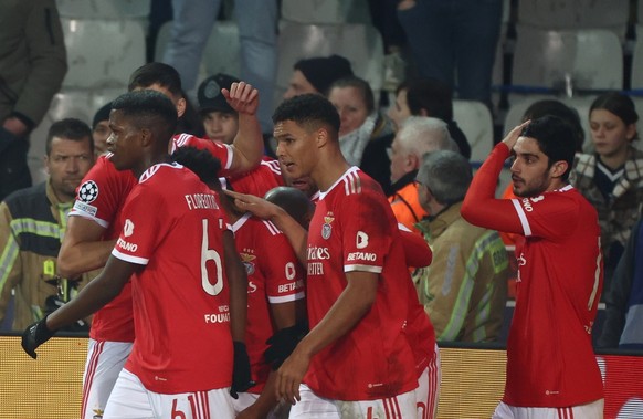 epa10469352 Players of SL Benfica celebrate their second goal during the UEFA Champions League Round of 16, 1st leg match between Club Brugge and Benfica in Bruges, Belgium, 15 February 2023. EPA/Step ...