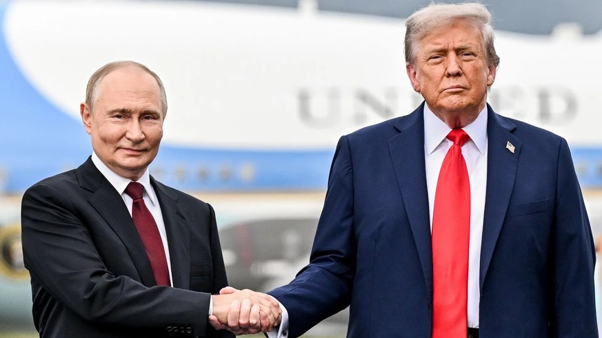 Vladimir Poutine et Donald Trump lors de leur rencontre mi-août en Alaska: les chefs d&#039;Etat souhaitent se revoir prochainement en personne.