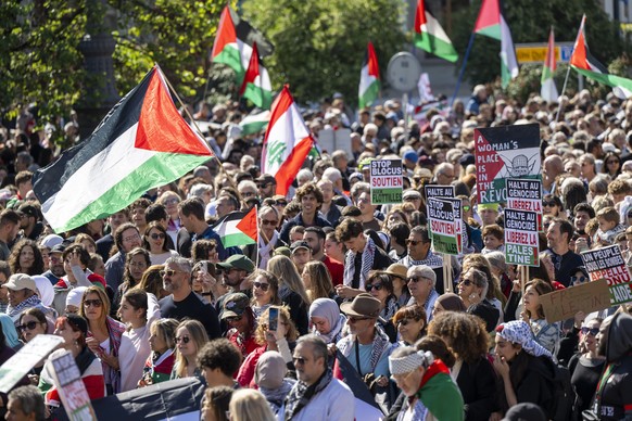 epa12410050 Protesters take part in a rally in support of the Palestinian people, in Geneva, Switzerland, 27 September 2025. EPA/MARTIAL TREZZINI