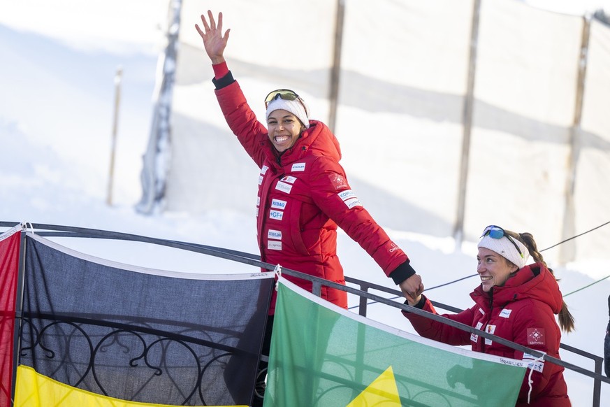 Main dans la main vers le podium.